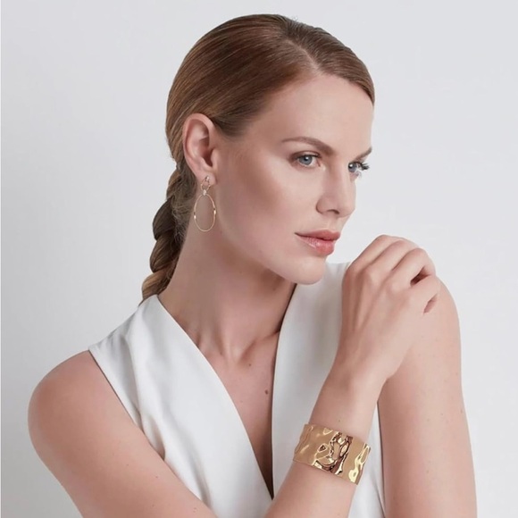 WOWORAMA Hammered Gold Cuff-One Size - Picture 2 of 6